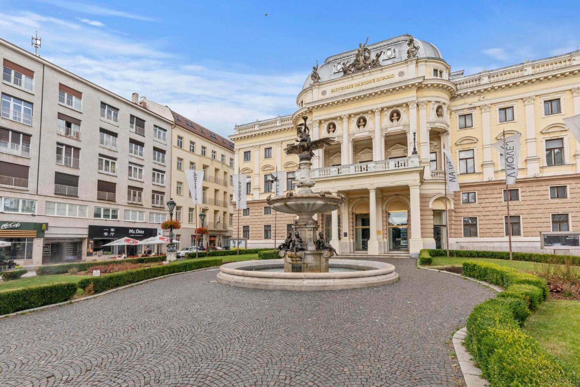 Family Hub In Centre Apartman Pozsony Kültér fotó